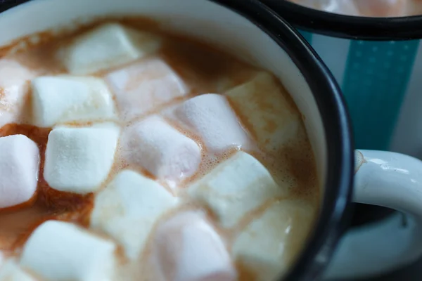 Zwei Becher heißen Kakao mit Marshmallow — Stockfoto