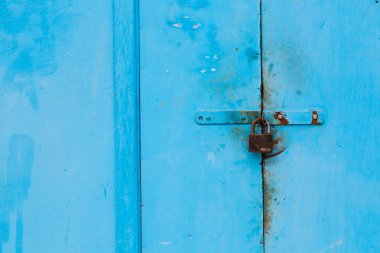 Kapıdaki eski kilit..