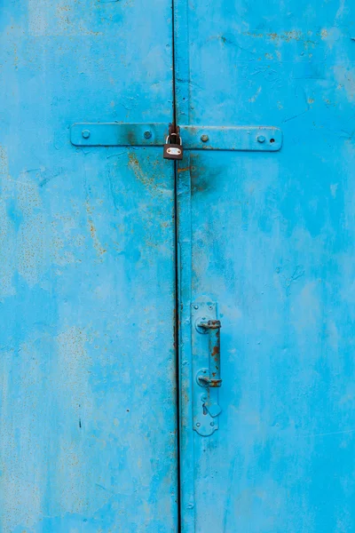 Oud slot op de deur. — Stockfoto