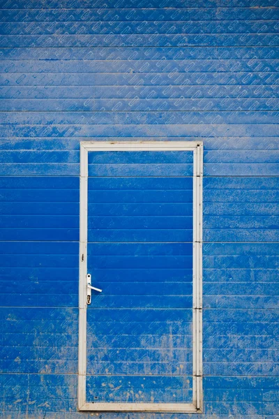 Porte bleue au garage — Photo