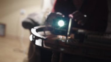Adam fotoğraf slayt projektörde gösterir.