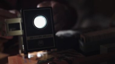 Adam fotoğraf slayt projektörde gösterir.