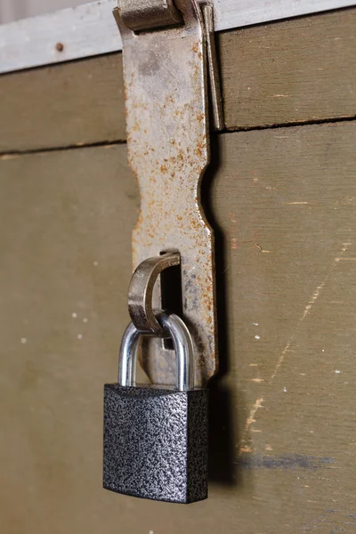 Hinged lock on the old chest — Stock Photo, Image