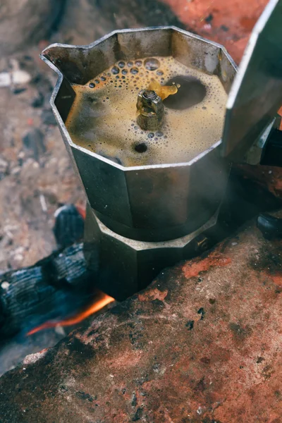 Koffie op de kolen — Stockfoto