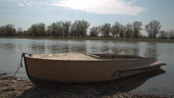 Лодка на берегу реки — стоковое видео