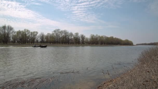 Два рыбака плывут на старой лодке — стоковое видео