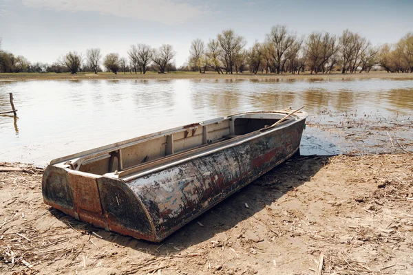 Barco à beira do rio — Fotografia de Stock