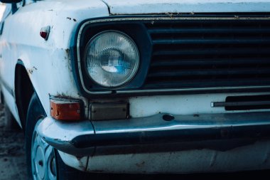 eski terk edilmiş beyaz araba