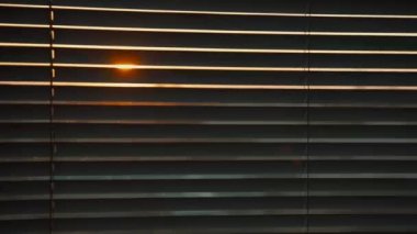 Güneş ışınları ile kapalı panjurlar kırma