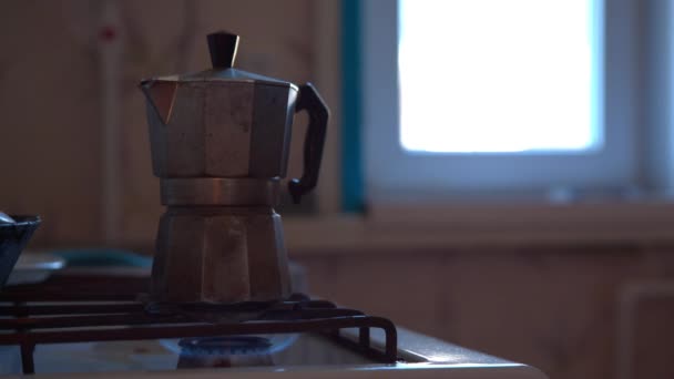 Man maken van koffie in de koffie machine geiser — Stockvideo