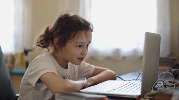 Flickan tittar på något på den bärbara datorn — Stockvideo