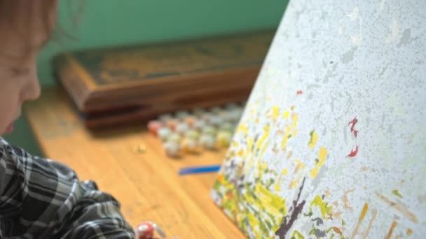 Dívka kreslí barvami na plátně — Stock video
