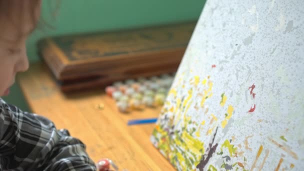 Fille dessine des peintures sur toile — Video