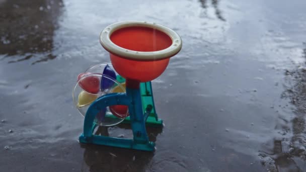 Spielzeugwassermühle im Regen — Stockvideo