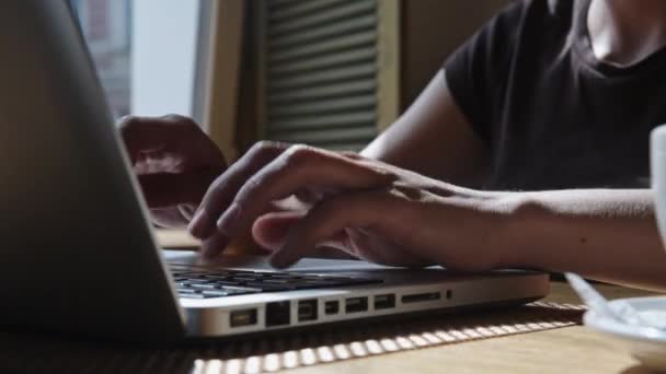 Kobieta pracuje na laptopie w kawiarni — Wideo stockowe