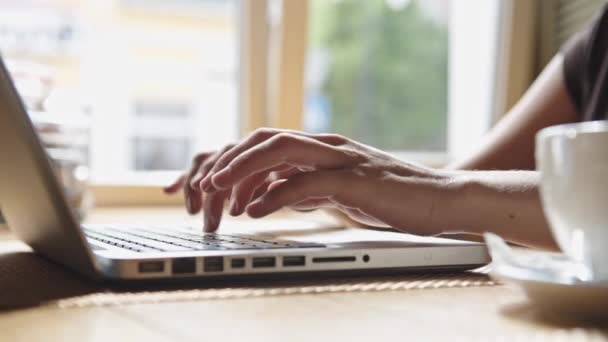 Mulher trabalhando no laptop no café — Vídeo de Stock