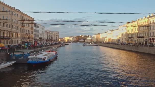 涅瓦大街的丰坦卡河从阿尼奇科夫桥观 — 图库视频影像