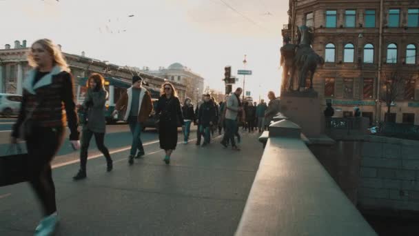 Mensen wandelen langs Nevsky Prospekt — Stockvideo