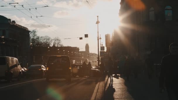 People walking along Nevsky Prospekt — Stock Video