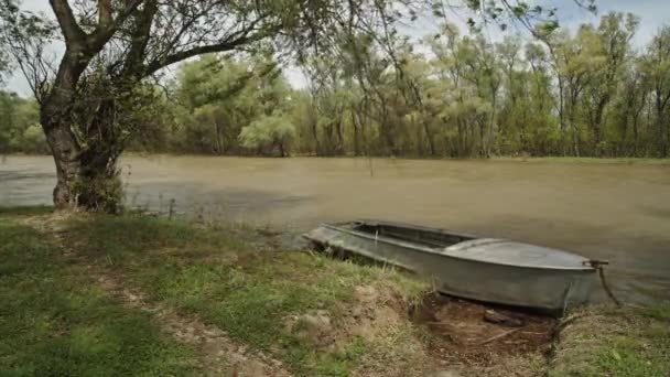 Oude vissersboot op de rivier — Stockvideo