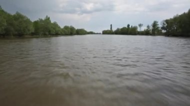 Nehri üzerinde bir tekne çekim
