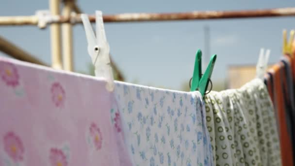 Asciugatura dei vestiti all'aria aperta — Video Stock