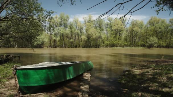 Oude vissersboot op de rivier — Stockvideo