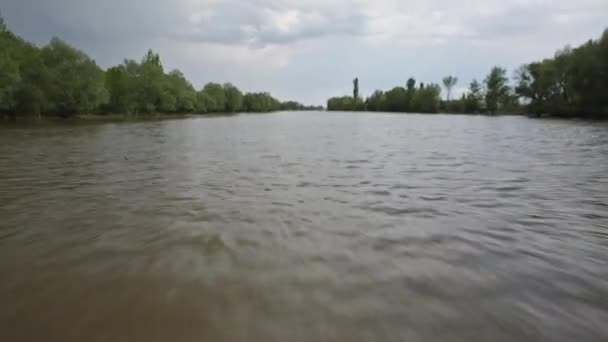 Schießen von einem Boot auf dem Fluss — Stockvideo