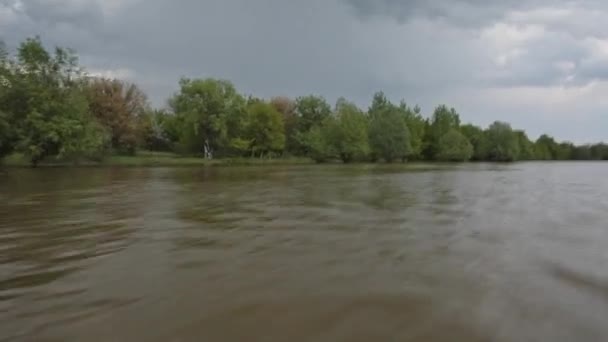 Sparatoria da una barca sul fiume — Video Stock