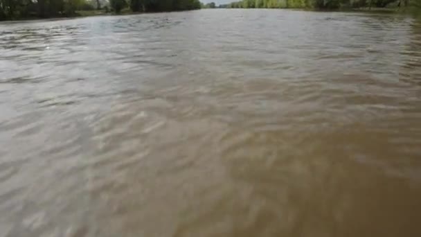 Schieten vanaf een boot op de rivier — Stockvideo