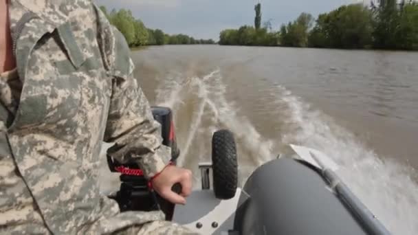 Homem dirige um barco a motor — Vídeo de Stock