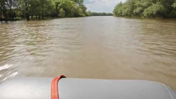 Стрельба из лодки на реке — стоковое видео