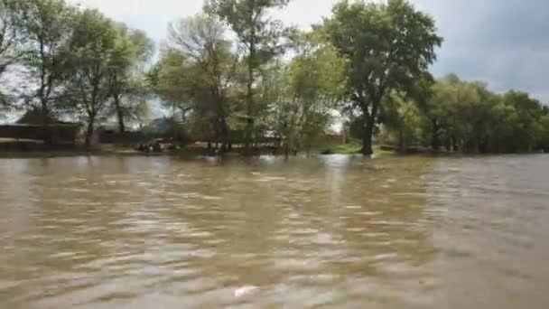 Disparos desde un barco en el río — Vídeo de stock