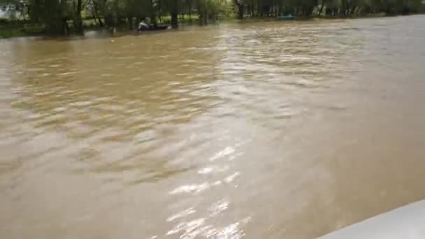 Disparos desde un barco en el río — Vídeos de Stock