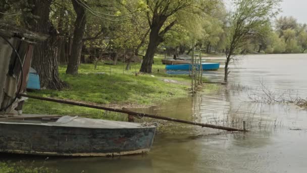 Stará rybářská loď na řece — Stock video