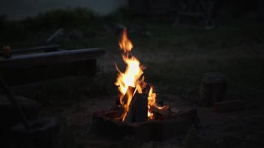 Akşam kamp ateşi yaktı