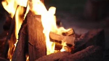 Akşam kamp ateşi yaktı