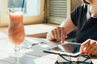 Kız tablet üzerinde çalışır