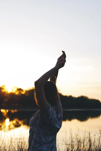 La ragazza alzò le braccia al tramonto — Foto Stock