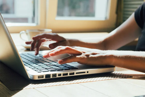 Mädchen arbeitet am Computer — Stockfoto