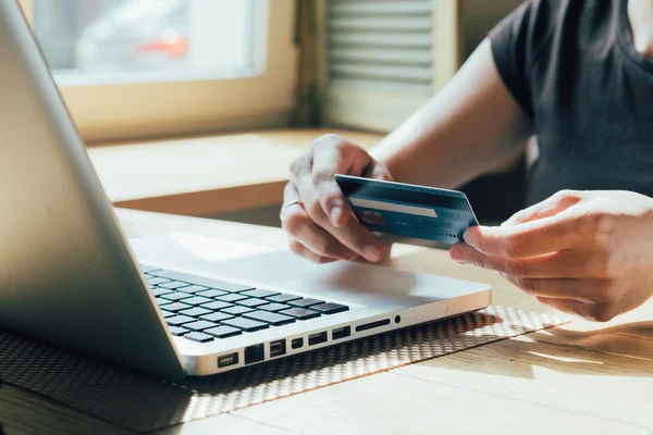 La chica está de compras en Internet — Foto de Stock