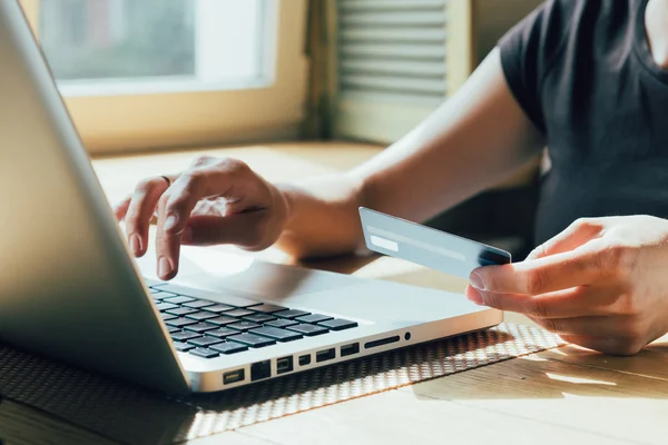 A menina está comprando na Internet — Fotografia de Stock