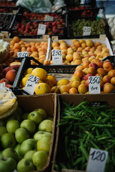 Warzywa i owoce na rynku — Zdjęcie stockowe