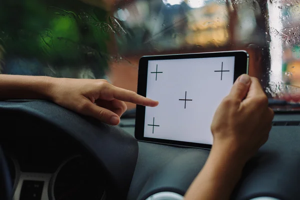 Mujer con tableta en el coche — Foto de Stock