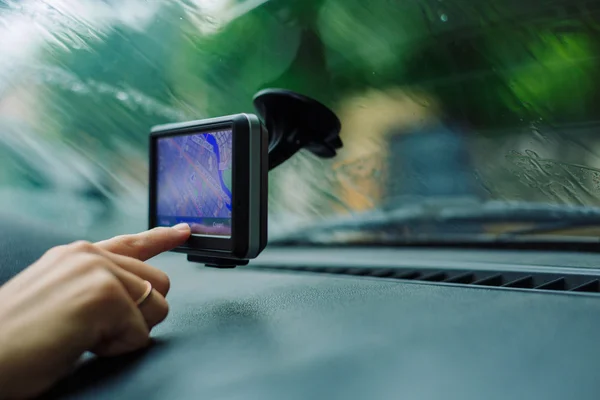 Mujer mira un navegador GPS en el coche — Foto de Stock