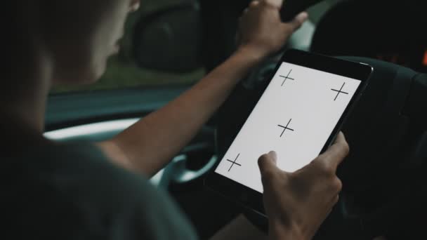 Chica viendo algo en la tableta en el coche — Vídeo de stock