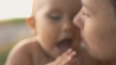 Bir kadın kucağında bebek