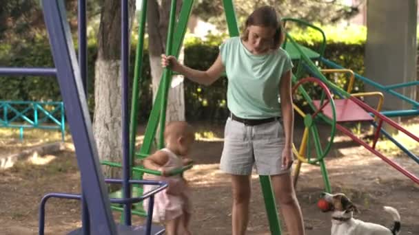 Woman rocking daughter on the swing — Stock Video