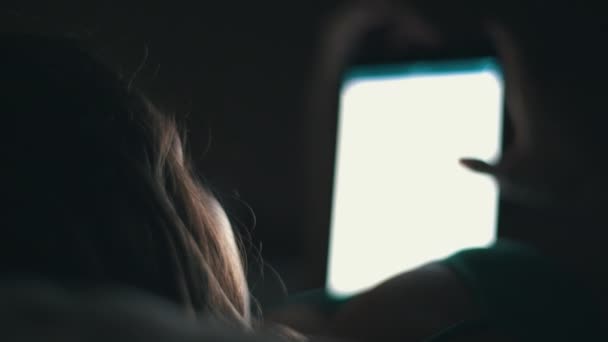 Mujer acostada con una tableta de noche — Vídeos de Stock