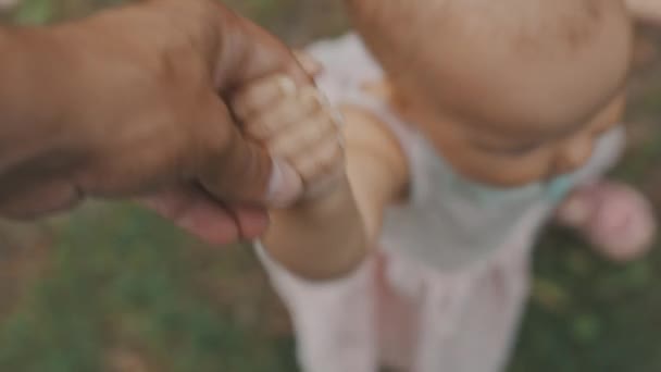 Vader met haar dochter hand wandelen in het Park — Stockvideo
